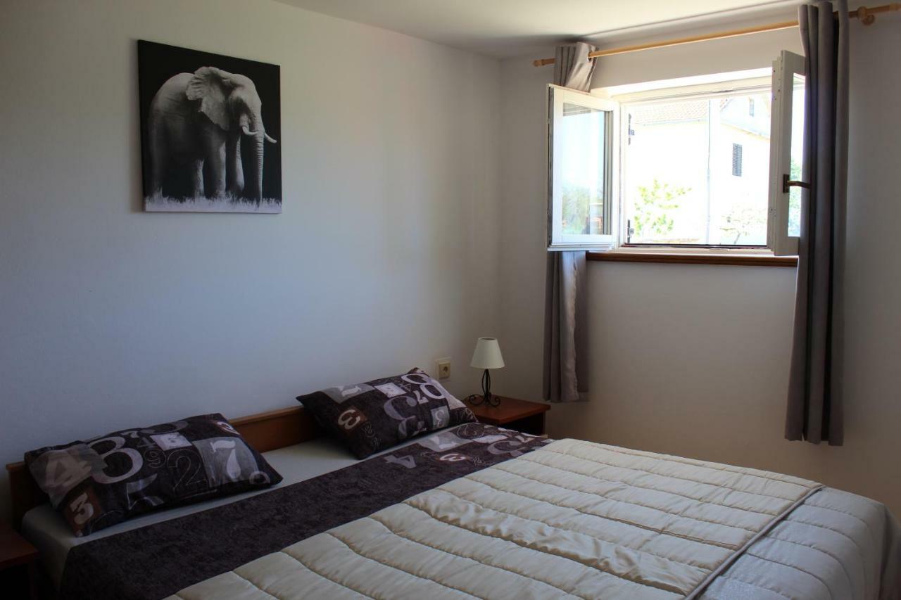 Apartman Leni Nin Exteriör bild